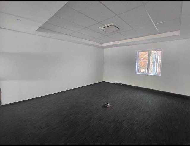 1,013M² OFFICE TO LET IN BRYANSTON